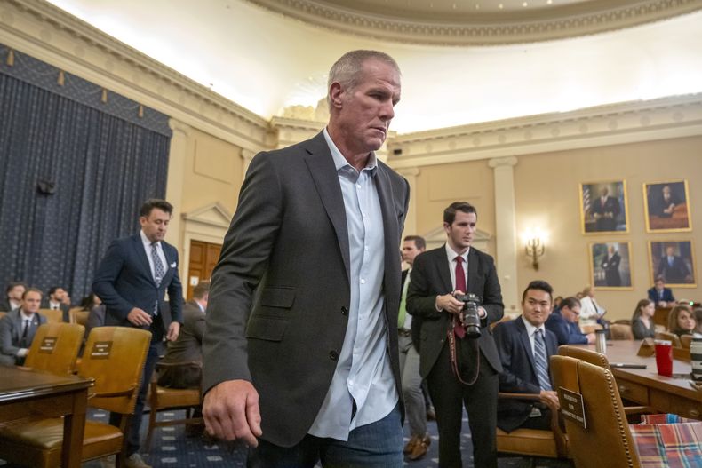 Brett Favre, ex quarterback de la NFL, arriba para su aparición en una audiencia ante el Comité de Medios y Arbitrios de la Cámara de Representantes en el Capitolio, el martes 24 de septiembre de 2024, en Washington. (Foto AP/Mark Schiefelbein)