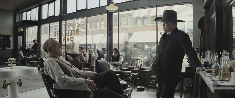 En esta imagen proporcionada por Apple TV+, Robert De Niro, izquierda, y Jesse Plemons en una escena de Killers of the Flower Moon. (Melinda Sue Gordon/Apple TV+ vía AP)
