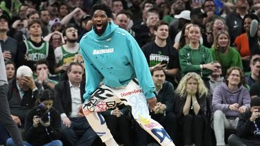 Joel Embiid, pívot de los 76ers de Filadelfia, celebra después de un tiro de tres puntos encestado por James Harden durante el Juego 1 de la serie de postemporada en ronda de semifinales de la Conferencia Este, del baloncesto de la NBA, el lunes 1 de mayo de 2023, en Boston. (AP Foto/Charles Krupa)