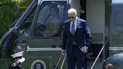 El presidente Joe Biden baja del Marine One en la Casa Blanca en Washington, el viernes 26 de abril de 2024, a su regreso de un viaje a Nueva York. (AP Foto/Susan Walsh)