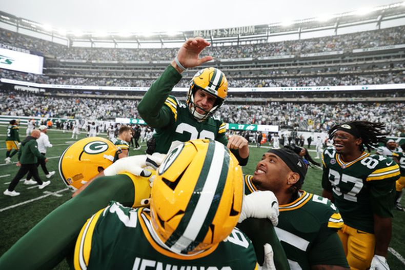 Compañeros del pateador de los Packers de Green Bay Trey Smack lo levantan para festejar su gol de campo de la victoria ante los Jets de Nueva York el domingo 20 de septiembre del 2026. (AP Foto/Adam Hunger)