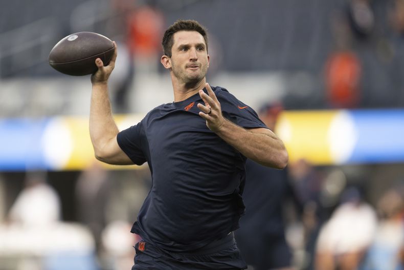 ARCHIVO - El entonces mariscal de campo de los Chicago Bears, Nathan Peterman (14), calienta antes de un partido de fútbol americano de la NFL contra los Chargers de Los Ángeles, el domingo 29 de octubre de 2023, en Inglewood, California (AP Foto/Kyusung Gong, Archivo)