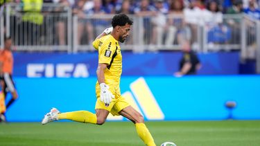 El arquero de Cabo Verde, Vozinha, le pega al balón ante Arabia Saudí en un partido del Grupo H del Mundial en Houston, viernes 26 de junio, 2026. (AP Foto/Ashley Landis)