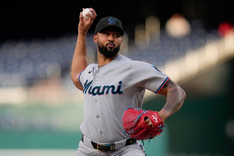Sandy Alcántara, lanzador de los Marlins de Miami, trabaja durante la primera entrada en el juego de béisbol de Grandes Ligas contra los Nacionales de Washington, el lunes 1 de junio de 2026, en Washington. (AP Foto/Jess Rapfogel)