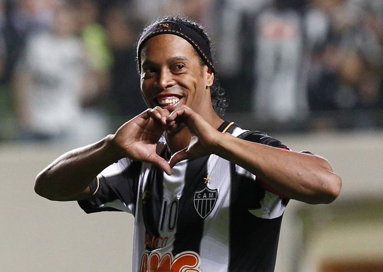 ARCHIVO - En esta imagen del 11 de julio de 2013, Ronaldinho del Atl&eacute;tico Mineiro de Brasil celebra tras una victoria ante Newells Old Boys en las semifinales de la Copa Libertadores. El mediopunta brasile&ntilde;o fue consagrado como el mejor fut