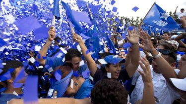 americateve | En esta fotograf&iacute;a del 17 de noviembre de 2013, partidarios de Juan Orlando Hern&aacute;ndez, candidato a la presidencia de Honduras por el Partido Nacional, asisten al cierre de su campa&ntilde;a en Tegucigalpa. Las elecciones se celebran el domin