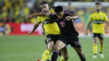 Diego Gómez, de Inter Miami, a la derecha, y Rudy Camacho, del Columbus Crew, persiguen el balón durante la primera mitad de un partido de fútbol de la MLS, el miércoles 2 de octubre de 2024, en Columbus, Ohio. (AP Foto/Jay LaPrete)