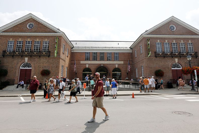 Fan&aacute;ticos caminan afuera del Sal&oacute;n de la Fama del b&eacute;isbol el viernes, 25 de julio de 2014, en Cooperstown, Nueva York. (AP Photo)