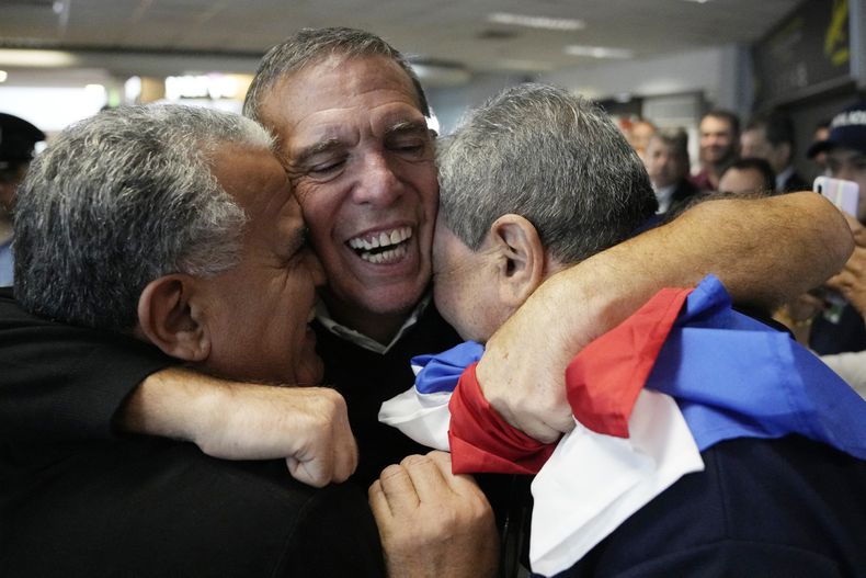 Juan Ángel Napout, expresidente de CONMEBOL, es recibido por sus familiares y amigos en el aeropuerto Silvio Pettirossi, en Luque, Paraguay, el viernes 7 de julio de 2023. Napout fue liberado de una prisión federal en Miami y deportado a Paraguay después de cumplir cinco años y medio de sentencia por un cargo del 22 de diciembre de 2022 por conspiración y dos cargos de fraude electrónico. (AP Foto/Jorge Saenz)