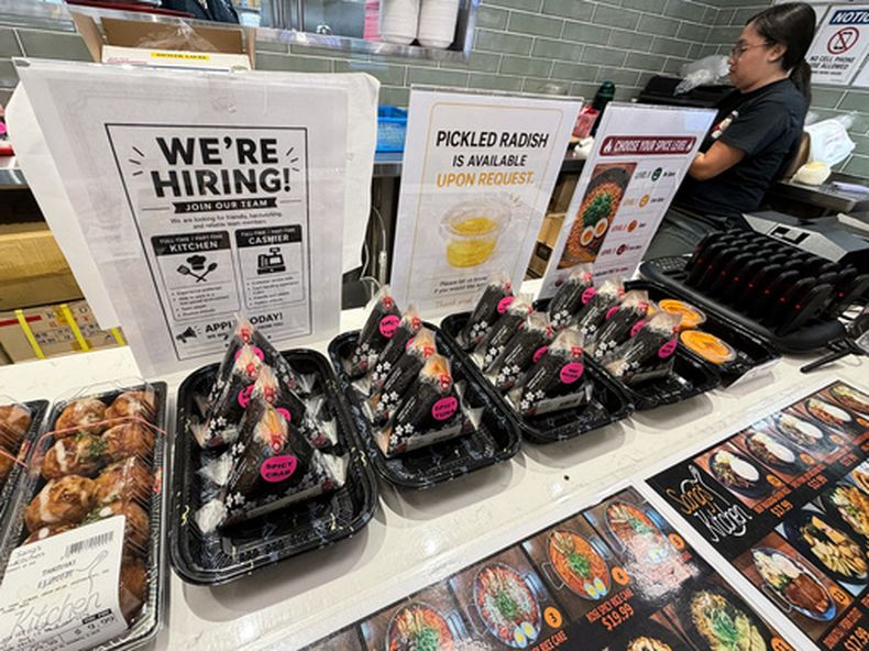Una tienda busca personal en Schaumburg, Illinois, el 16 de septiembre del 2026. (AP foto/Nam Y. Huh)