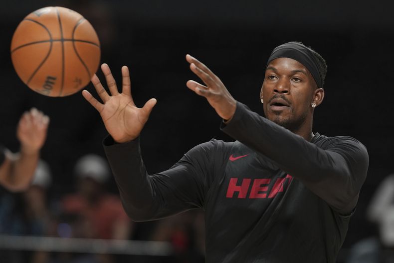 Jimmy Butler del Heat de Miami atrapa un pase durante la práctica antes del encuentro ante los Wizards de Washington el viernes primero de noviembre del 2024. (AP Foto/Fernando Llano)