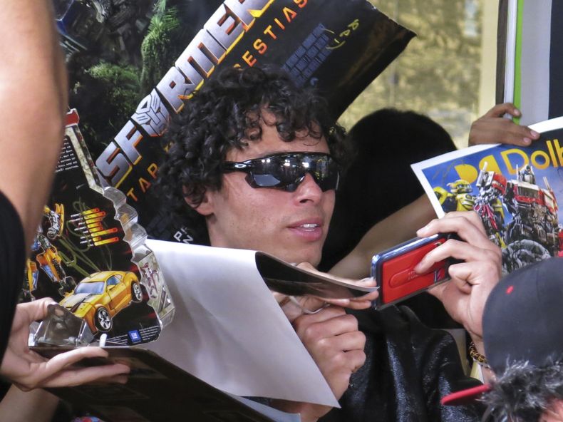 El actor Anthony Ramos saluda a fans a su llegada a la alfombra roja de Transformers: Rise of the Beasts, en la Ciudad de México el 30 de mayo de 2023. (Foto AP/Berenice Bautista)