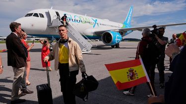 El defensa español Alejandro Grimaldo sale del avión tras el arribo del equipo a la Copa Mundial el viernes 5 de junio del 2026. (AP Foto/George Walker IV)
