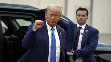 El expresidente Donald Trump, aspirante a la candidatura republicana en 2024, arriba al aeropuerto regional Manchester-Boston, en Londonderry, Nuevo Hampshire, 23 de octubre de 2023. (AP Foto/Charles Krupa)