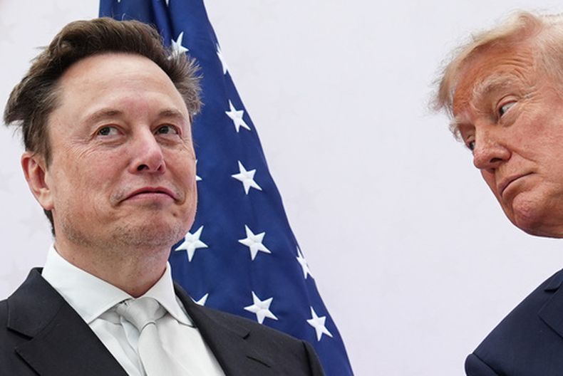 El presidente Donald Trump, a la derecha, otorga la Medalla Nacional de Ciencias a Elon Musk en el Instituto de la Paz de Estados Unidos, el jueves 8 de octubre de 2026, en Washington. (AP Foto/Julia Demaree Nikhinson)