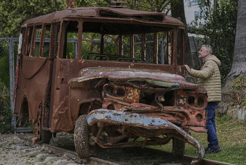 Un hombre observa el autobús cuyo ataque marcó el inicio de la guerra civil libanesa el 13 de abril de 1975, cuando fue emboscado por un grupo armado cristiano, en exhibición en el Museo Nabu en Batroun, en el norte del Líbano, el sábado 12 de abril de 2025. (AP Foto/Bilal Hussein)