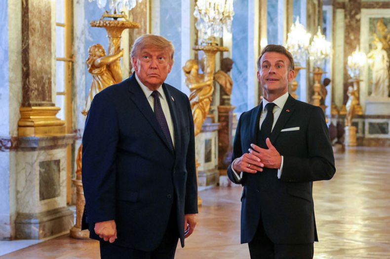 El presidente estadounidense Donald Trump, izquierda, recorre el Palacio de Versalles con el presidente Emmanuel Macron antes de una cena el miércoles 17 de junio de 2026 en Versalles, Francia, tras la cumbre del G7 en Evian, Francia. (Anna Moneymaker/Pool Foto vía AP)