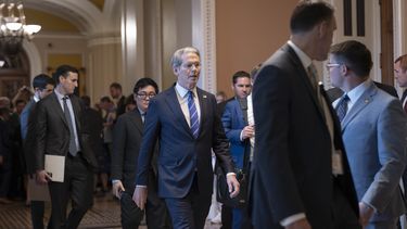 El secretario del Tesoro, Scott Bessent, centro, sale de una reunión a puerta cerrada con republicanos que trabajan para impulsar el ambicioso proyecto de ley de política interna del presidente Donald Trump, en el Capitolio de Washington, el viernes 27 de junio de 2025. (AP Foto/J. Scott Applewhite)