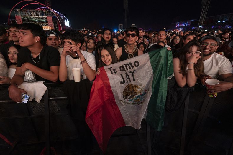 Una fan con una bandera mexicana que dice Te amo Jay en el Coca-Cola Flow Fest en la Ciudad de México el domingo 24 de noviembre de 2024. (Foto AP/Félix Márquez)
