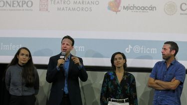 El cineasta mexicano Amat Escalante, segundo desde la izquierda, presenta una versión restaurada de su película debut Sangre con la actriz mexicana Claudia Orozco, a la izquierda, la diseñadora de producción Daniela Schneider, segunda desde la derecha, y el director de casting Martín Escalante en el Festival de Cine de Morelia, en México, el domingo 12 de octubre de 2025. (Foto AP/Berenice Bautista)