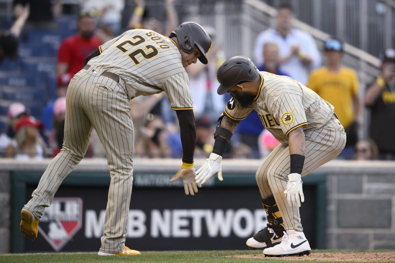 Rougned Odor (derecha) de los Padres de San Diego celebra tras haber pegado un jonrón de tres carreras con su compañero Juan Soto (22) durante la novena entrada del juego de las Grandes Ligas contra los Nacionales de Washington, el jueves 25 de mayo de 2023, en Washington. (AP Foto/Nick Wass)