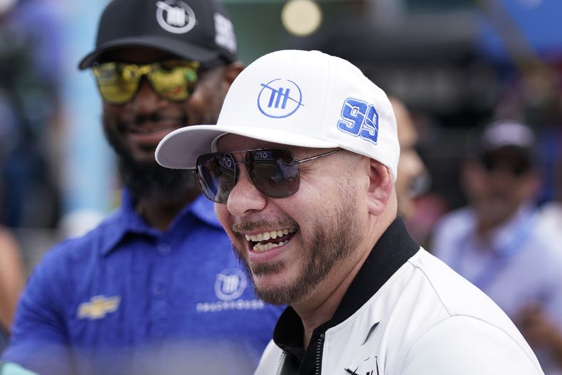 ARCHIVO - El cantante y compositor Pitbull llega a la carrera de autos de la Copa NASCAR en el Homestead-Miami Speedway, el domingo 22 de octubre de 2023, en Homestead, Florida. (Foto AP/Wilfredo Lee, archivo)