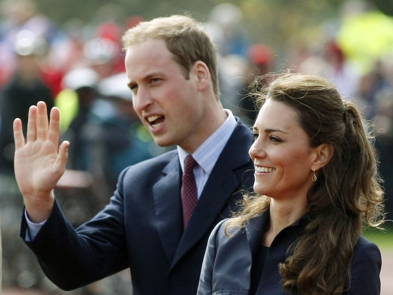 ARCHIVO - El príncipe Guillermo de Gran Bretaña, acompañado por su prometida Kate Middleton, llega a Witton Country Park, Darwen, Inglaterra, el lunes 11 de abril de 2011. (Foto AP/Tim Hales, archivo)