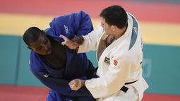 El cubano Iván Silva (izquierda) y el brasileño Rafael Macedo compiten en la final de los 90 kg del judo de los Juegos Panamericanos en Santiago, Chile, el lunes 30 de octubre de 2023. (AP Foto/Eduardo Verdugo)