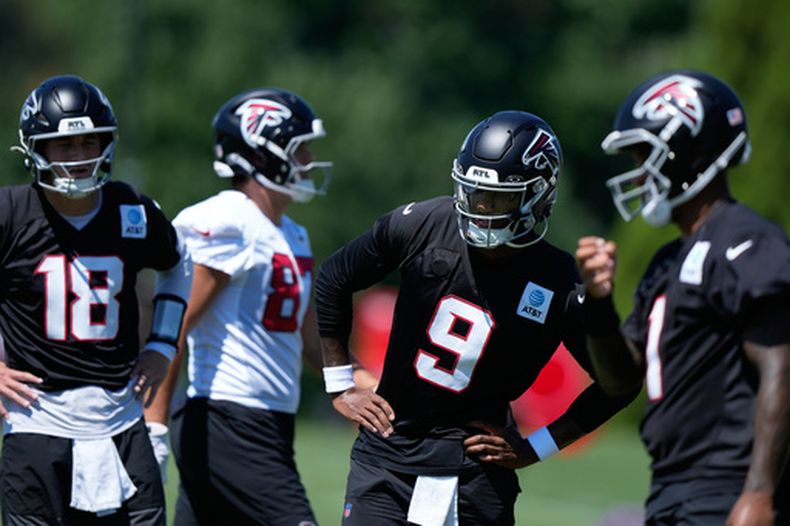 Los quarterbacks de los Falcons de Atlanta Michael Penix Jr., Jack Strand y Tua Tagovailoa realizan un ejercicio durante el campamento de entrenamiento el lunes 24 de agosto del 2026. (AP Foto/Brynn Anderson)