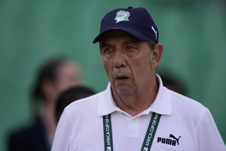 El técnico de Costa de Marfil Jean-Louis Gasset durante el partido contra Guinea Ecuatorial en la Copa Africana de Naciones, el lunes 22 de enero de 2024, en Abiyán, Costa de Marfil. (AP Foto/Sunday Alamba)