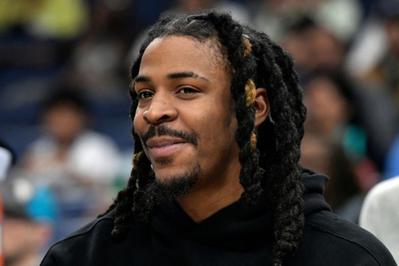 El base de los Grizzlies de Memphis, Ja Morant, observa desde la banca en la primera mitad de un juego de baloncesto de la NBA contra los Trail Blazers de Portland, el miércoles 4 de marzo de 2026, en Memphis, Tennessee. (Foto AP/Brandon Dill)