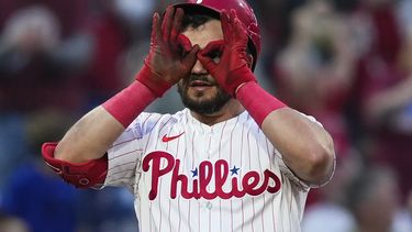 Kyle Schwarber, de los Filis de Filadelfia, festeja luego de disparar un triple en el juego ante los Dodgers de Los Ángeles, el viernes 9 de junio de 2023 (AP Foto/Matt Rourke)