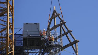 Trabajadores junto a un enorme marco de roble en la catedral de Notre Dame de París, el martes 11 de julio de 2023 en París. Los paneles se volverán a montar en la parte superior de Notre Dame para reemplazar el techo que las llamas convirtieron en cenizas en 2019. (Foto AP/Christophe Ena)