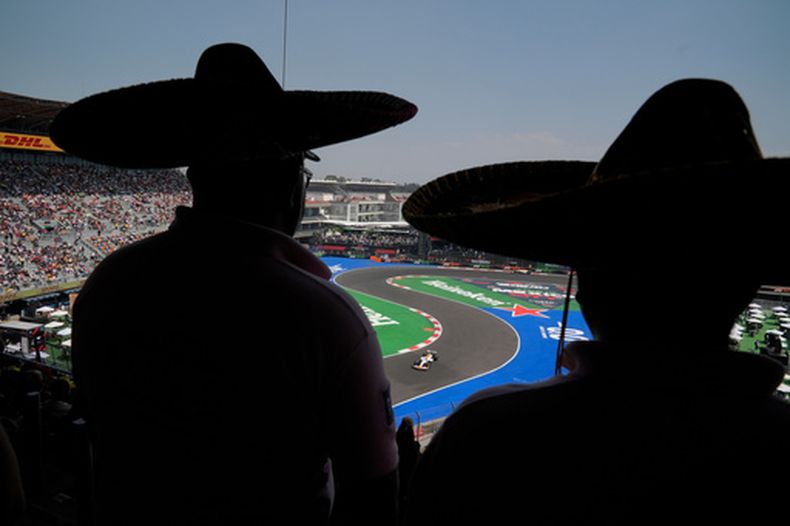 ARCHIVO - Un par de espectadores con sombrero de charro observan al piloto Isack Hadjar, de Red Bull, durante una práctica para el Gran Premio de México, el 24 de octubre de 2025 (AP Foto/Fernando Llano, archivo)