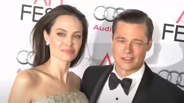 brad pitt y angelina jolie: un noviazgo que nacio de un engano, una boda idilica y un divorcio interminable