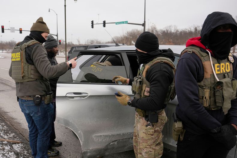Agentes del Servicio de Inmigración y Control de Aduanas (ICE) detienen a un hombre durante un operativo, el domingo 11 de enero de 2026, en Robbinsdale, Minnesota (AP Photo/John Locher)