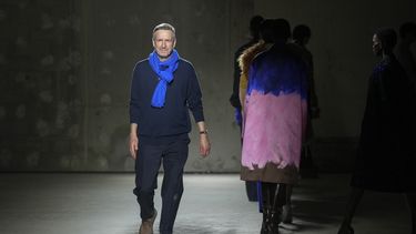 ARCHIVO - El diseñador belga Dries Van Noten recibe un aplauso durante el desfile de su colección Otoño/Invierno 2024-2025, presentada el miércoles 28 de febrero de 2024 en París. Van Noten anunció el martes 19 de marzo de 2024 que dejaría la marca que lleva su nombre al final de junio. (Scott A Garfitt/Invision/AP, Archivo)