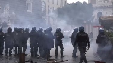 enfrentamientos entre hinchas del eintracht y la policia prendieron napoles en candela
