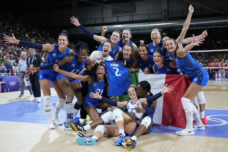 Las jugadoras de Italia celebra tras vencer a Estados Unidos para ganar la medalla de oro del voleibol femenino de los Juegos Olímpicos de París, el domingo 11 de agosto de 2024. (AP Foto/Alessandra Tarantino)