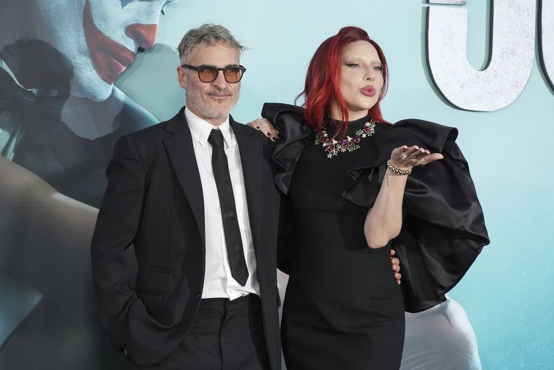 Joaquin Phoenix, izquierda, y Lady Gaga llegan al estreno de Joker: Folie a Deux el lunes 30 de septiembre de 2024 en el Teatro Chino TCL de Los Ángeles. (Foto Jordan Strauss/Invision/AP)