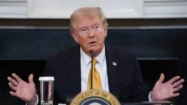 El presidente Donald Trump habla en una mesa redonda sobre los cárteles delictivos en la Sala de Estado de la Casa Blanca, el jueves 23 de octubre de 2025, en Washington. (AP Foto/Evan Vucci)