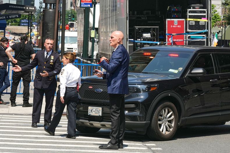 Personal de seguridad se reúne frente al Madison Square Garden de Nueva York, el miércoles 1 de julio de 2026. (Foto AP/Richard Drew)
