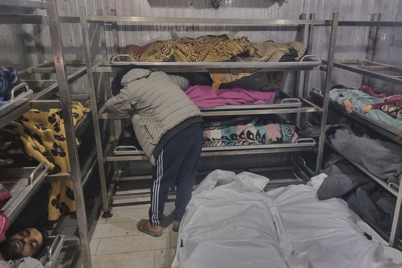 ARCHIVO - Un hombre llora frente al cadáver de un niño en la morgue de un hospital tras una serie de bombardeos israelíes en Jan Yunis, en el sur de la Franja de Gaza, el martes 18 de marzo de 2025. (AP Foto/Mohammad Jahjouh, archivo)