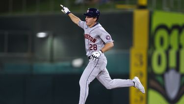 El pelotero Lucas Spence, de los Astros de Houston, trota alrededor de las bases tras conectar un cuadrangular solitario durante la séptima entrada de un partido de béisbol contra los Atléticos, el 24 de septiembre de 2026, en West Sacramento, California. (Foto AP/Scott Marshall)