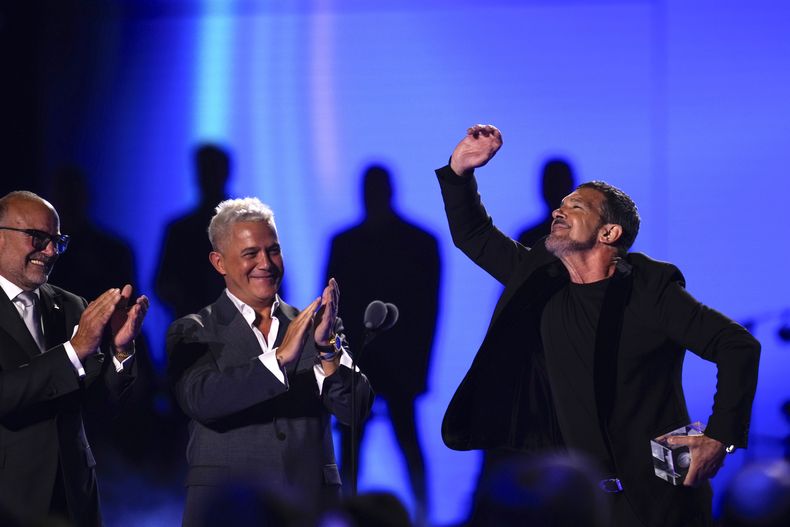 ARCHIVO - El director ejecutivo de la Academia Latina de la Grabación, Manuel Abud, izquierda, y Alejandro Sanz, aplauden después de entregar el premio presidencial a Antonio Banderas durante la 24a Entrega Anual del Latin Grammy, en Sevilla, España, el 16 de noviembre de 2023. (Foto Jose Breton/Invision/AP archivo)