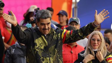 ARCHIVO - El presidente Nicolás Maduro, acompañado por la primera dama Cilia Flores, saluda a sus partidarios durante un evento que conmemora el aniversario del golpe de estado de 1958 que derrocó al dictador Marcos Pérez Jiménez, en Caracas, Venezuela, el 23 de enero de 2024. (AP Foto/Jesús Vargas, Archivo)