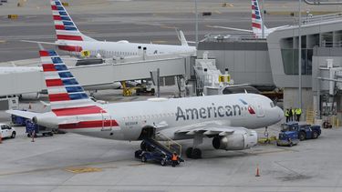 ARCHIVO - Aviones de American Airlines en la pista del Aeropuerto LaGuardia, Nueva York, 11 de enero de 2023. (AP Foto/Seth Wenig)