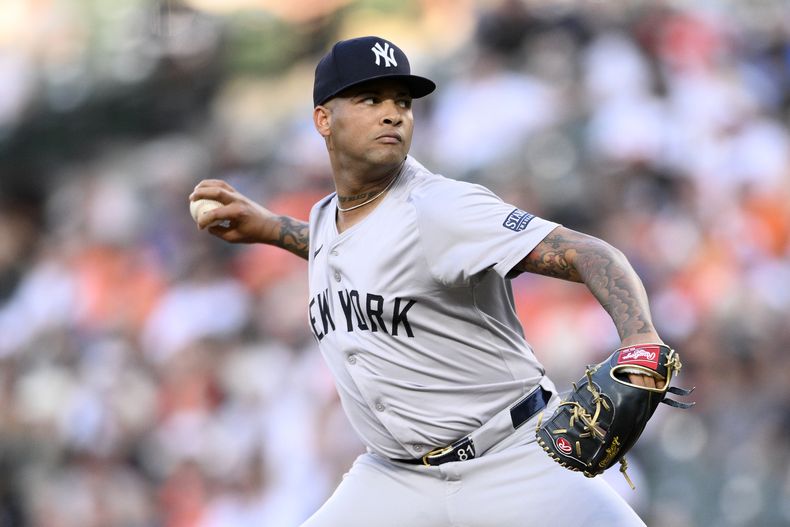 El abridor dominicano de los Yankees de Nueva York Luis Gil lanza en la segunda entrada del juego ante los Orioles de Baltimore el miércoles 1 de mayo del 2024. (AP Foto/Nick Wass)