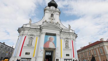 americateve | Personas se congregan frente a la bas&iacute;lica donde fue bautizado el papa Juan Pablo II en Watowice, Polonia, el s&aacute;bado, 26 deabril del 2014, en v&iacute;soperas de su canonizaci&oacute;n. (Foto AP/Czarek Sokolowski)