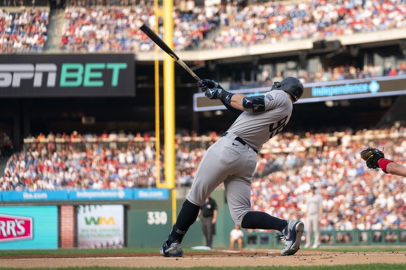 Aaron Judge, de los Yankees de Nueva York, batea un jonrón solitario durante la primera entrada del juego de béisbol en contra de los Filis de Filadelfia, el lunes 29 de julio de 2024, en Filadelfia. (AP Foto/Chris Szagola)